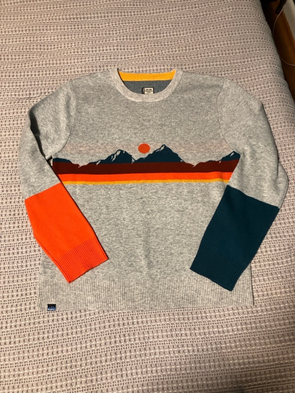 KAVU “Highline” sweater with mountain + sunset graphic 🌄